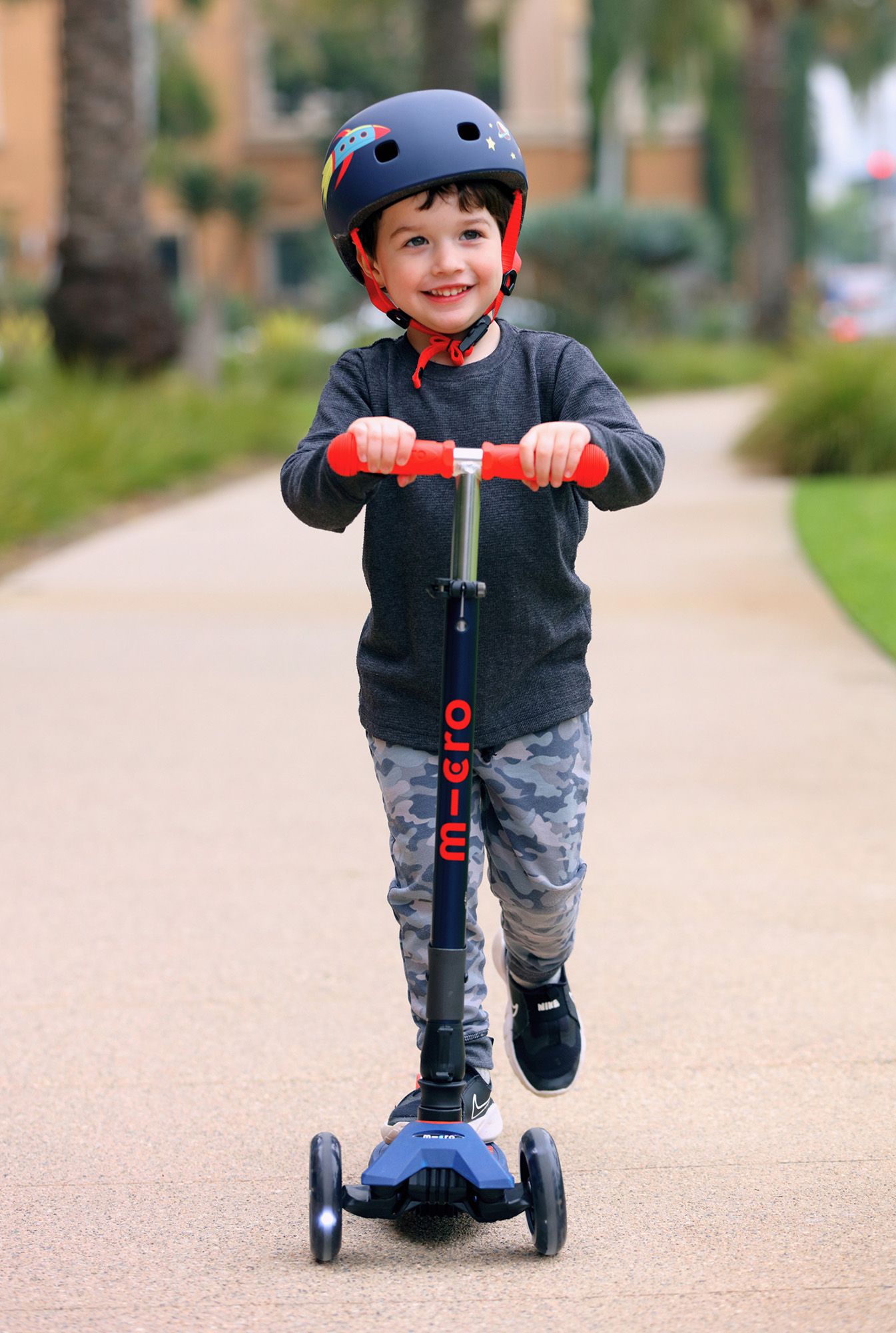 Micro Kickboard Maxi Foldable LED Scooter product image