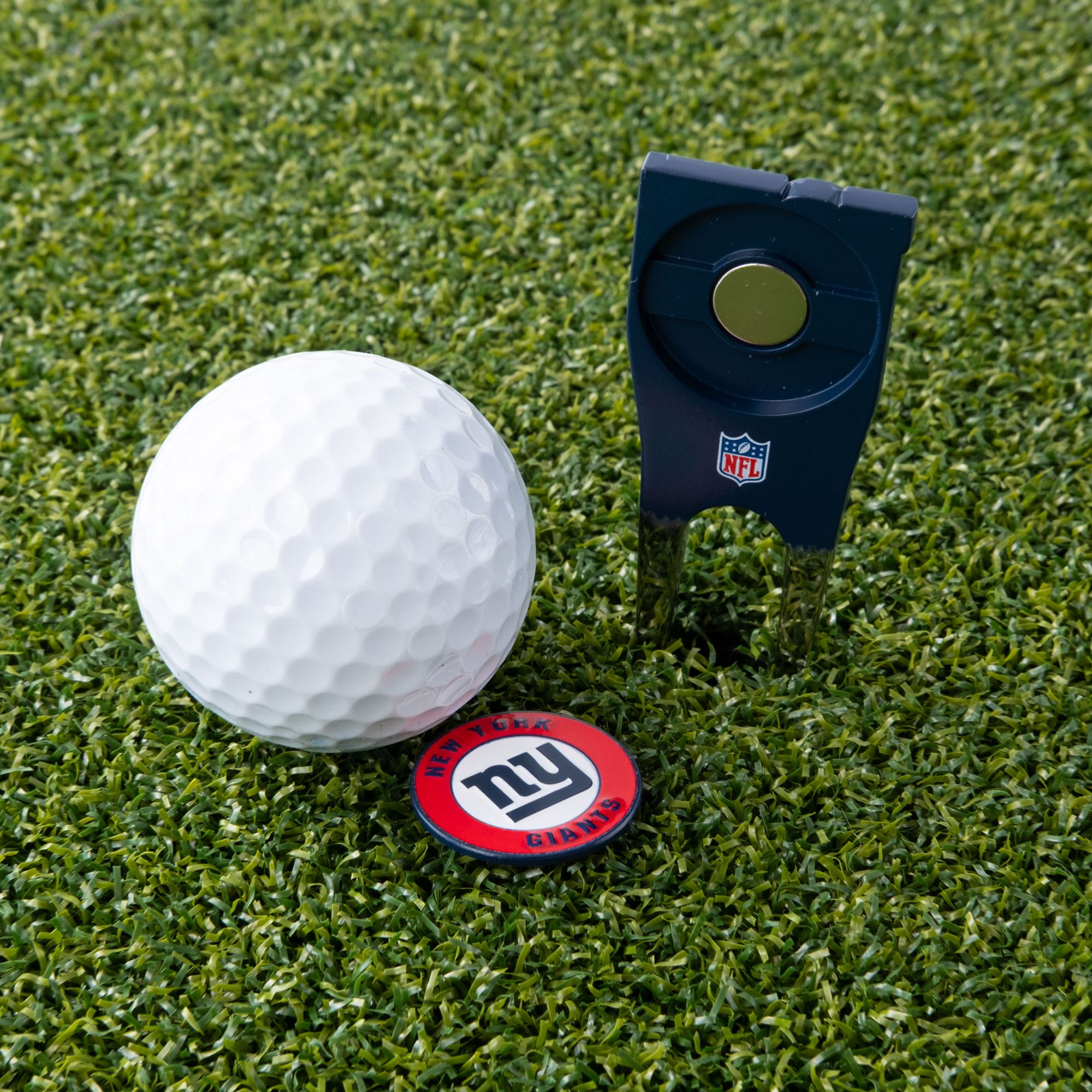 CMC Design New York Giants Divot Tool with Custom Shaped Removable Marker product image
