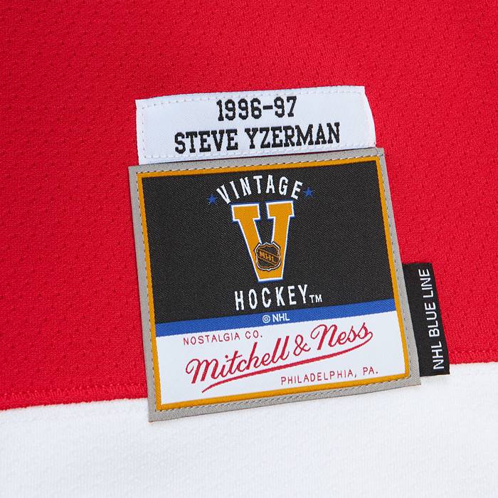 Vintage Logo Athletic NHL Detroit Red Wings Steve Yzerman #19 Jersey Size  XL.