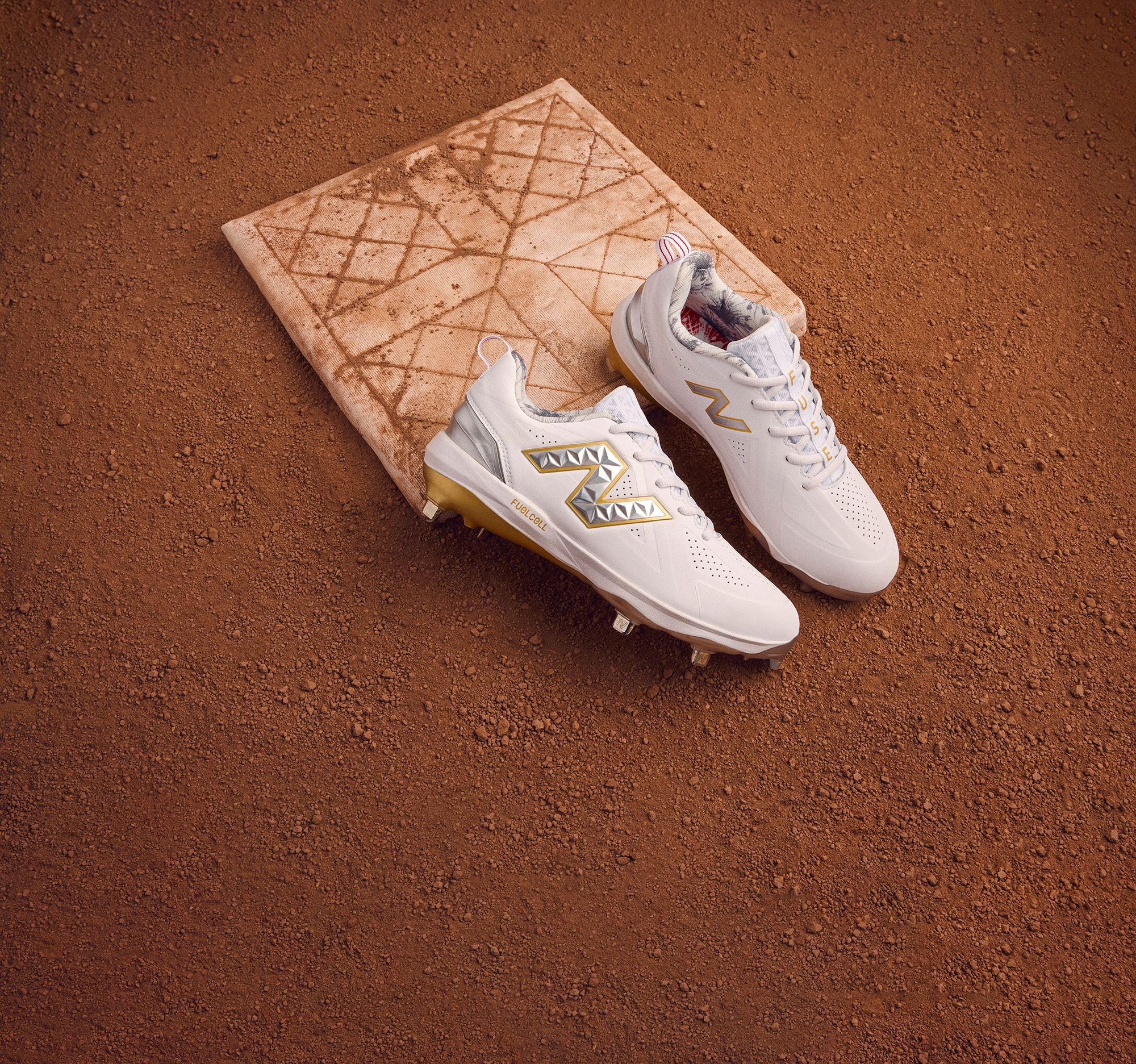 New Balance Women's Fuse V5 Ring Season Metal Fastpitch Softball Cleats product image