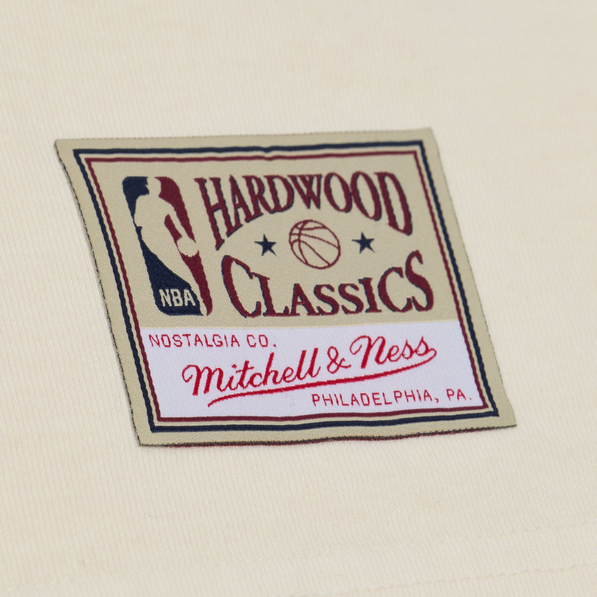 Mitchell & Ness Men's New York Knicks Off White Apple T-Shirt product image