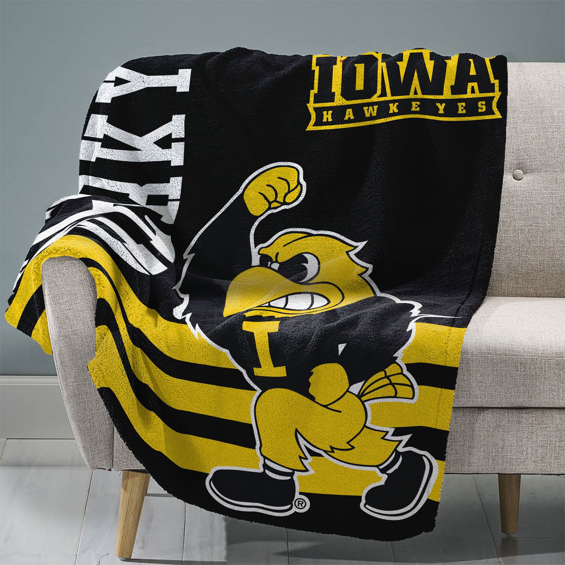 Uncanny Brands Iowa Hawkeyes Blanket