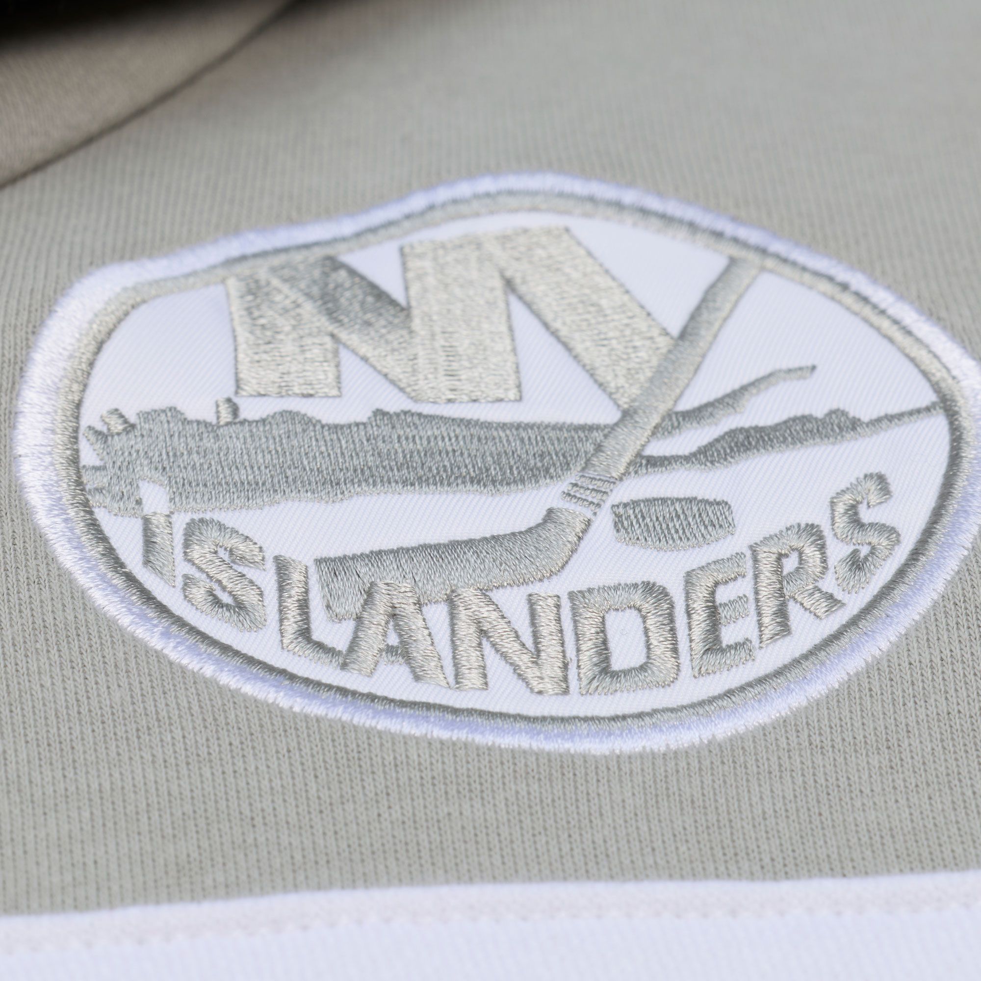 Mitchell & Ness Men's New York Islanders Light Grey Head Coach Pullover Hoodie product image
