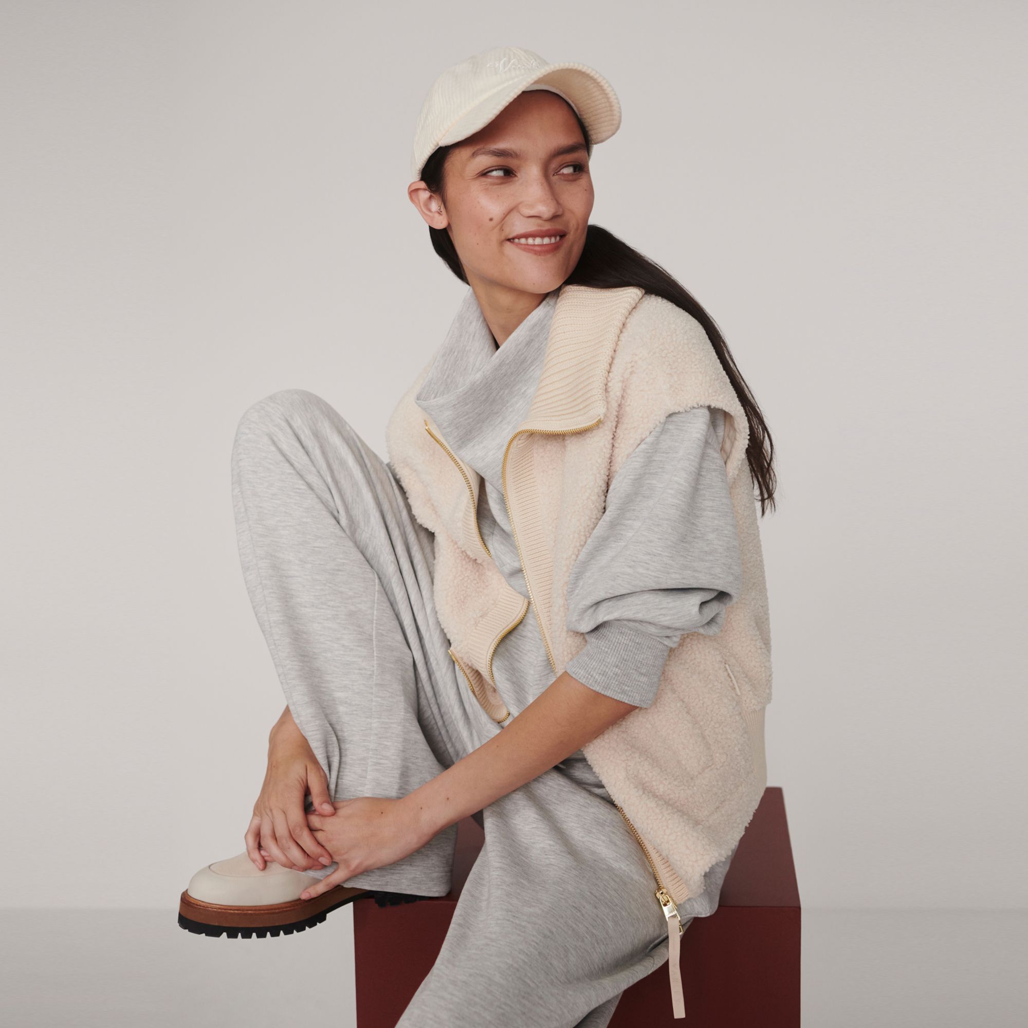 Varley Women's Dominic Sherpa Gilet Vest product image