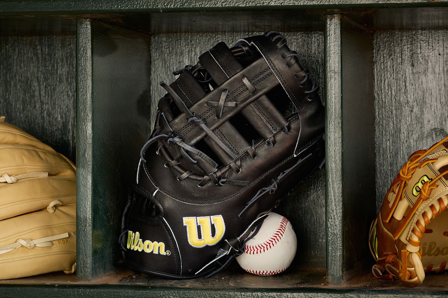 Wilson 12.5" 1679 A2000 Classics Series First Base Mitt product image