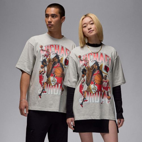 ★海外限定ポップなMJロゴNIKE JORDAN FLIGHT ESSENTIALSTシャツ Jordan Men's Flight Essentials MJ Collegiate Graphic T-Shirt