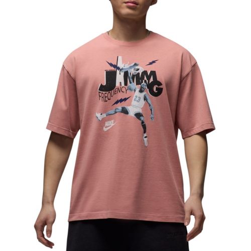 ★海外限定ポップなMJロゴNIKE JORDAN FLIGHT ESSENTIALSTシャツ Jordan Men's Flight Essentials MJ Collegiate Graphic T-Shirt