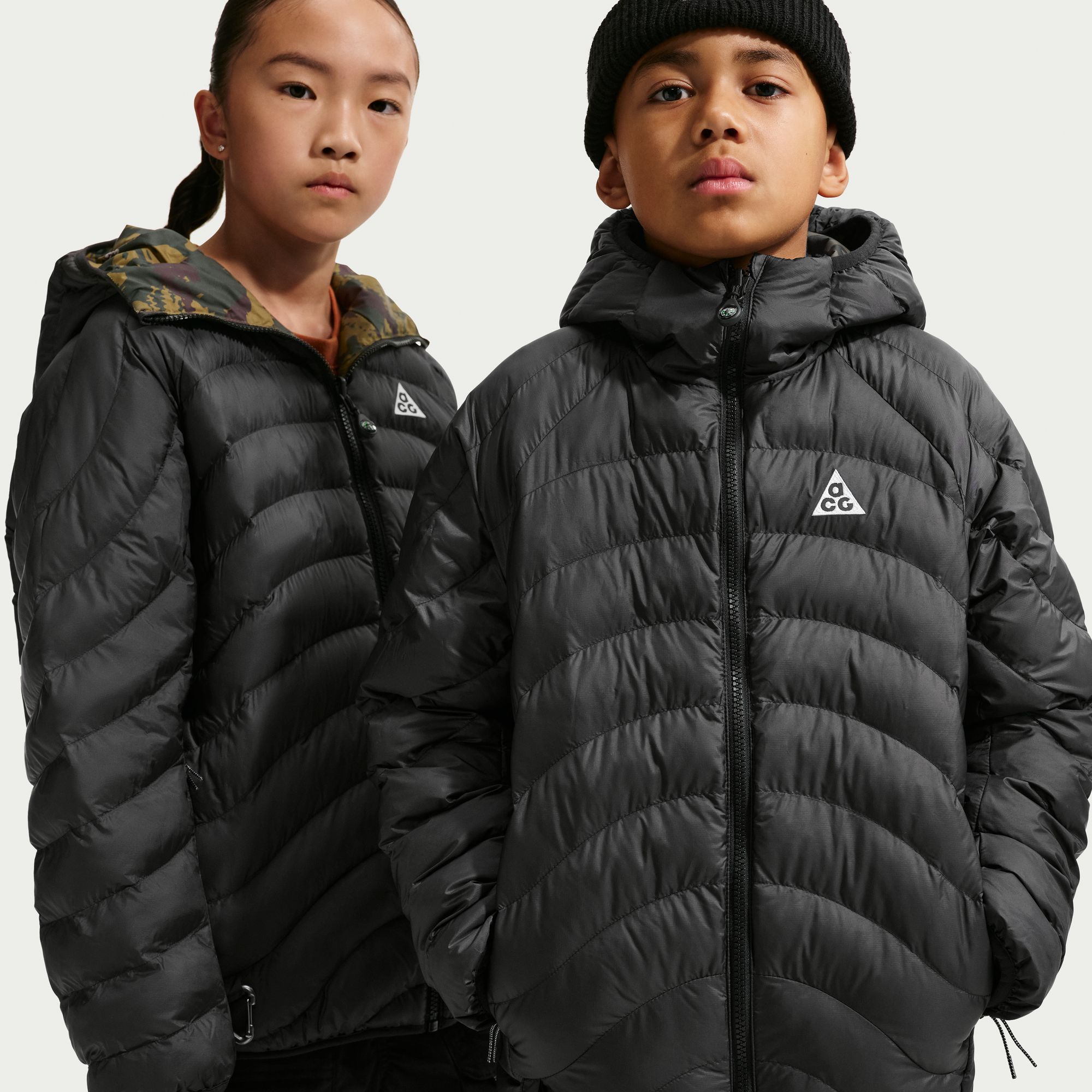 BLACK/SUMMIT WHITE