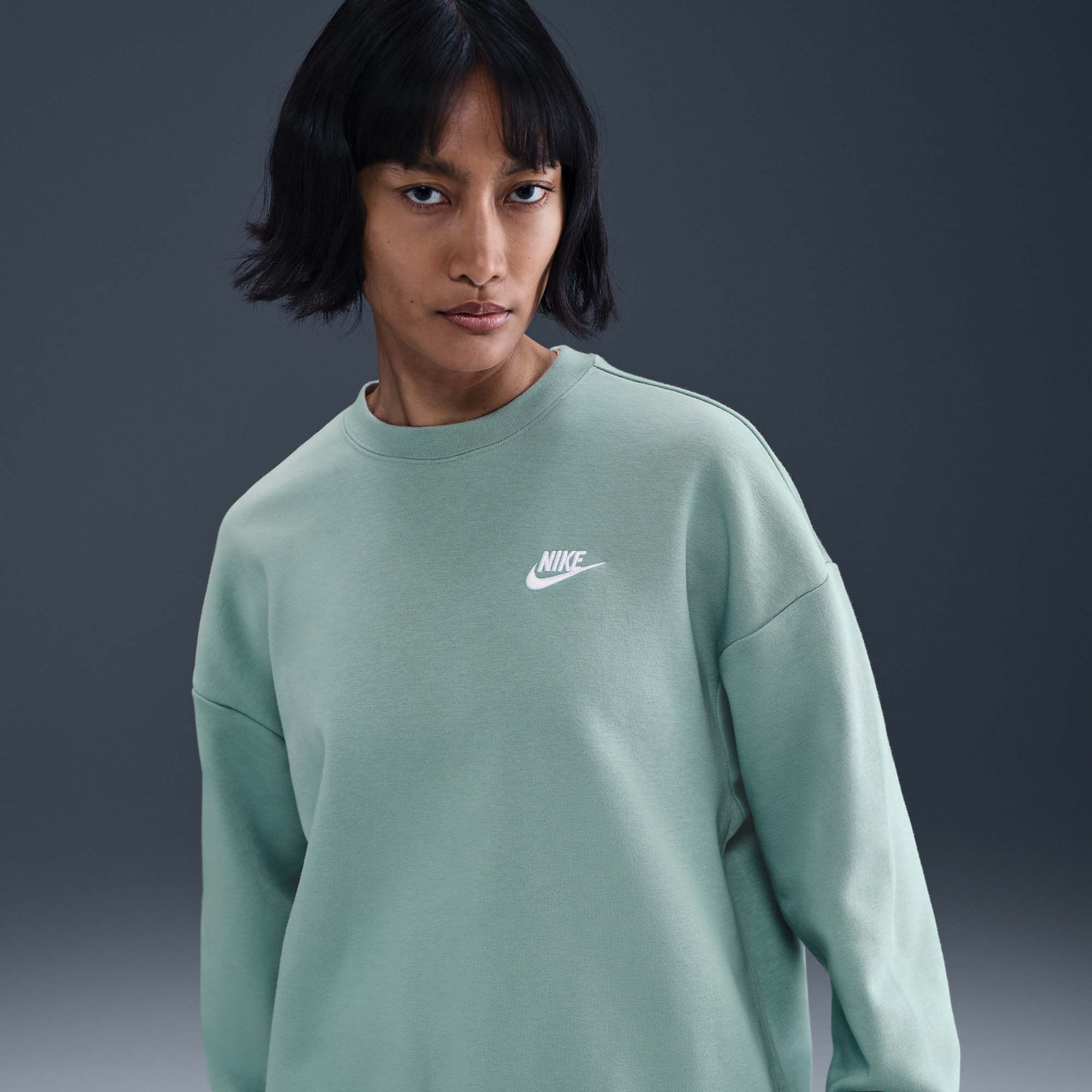 Nike Women's Sportswear Club Fleece Loose Crew-Neck Sweatshirt