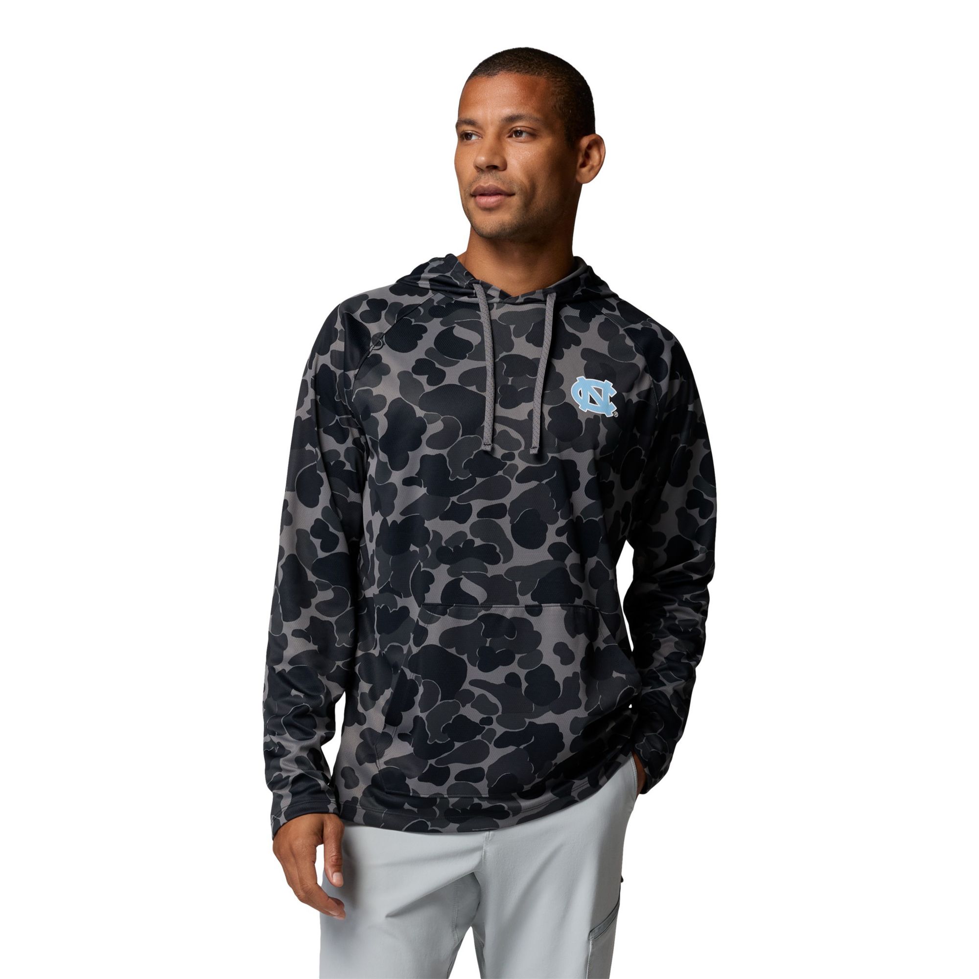 Columbia Men's North Carolina Tar Heels Camo Wild Cast Hoodie