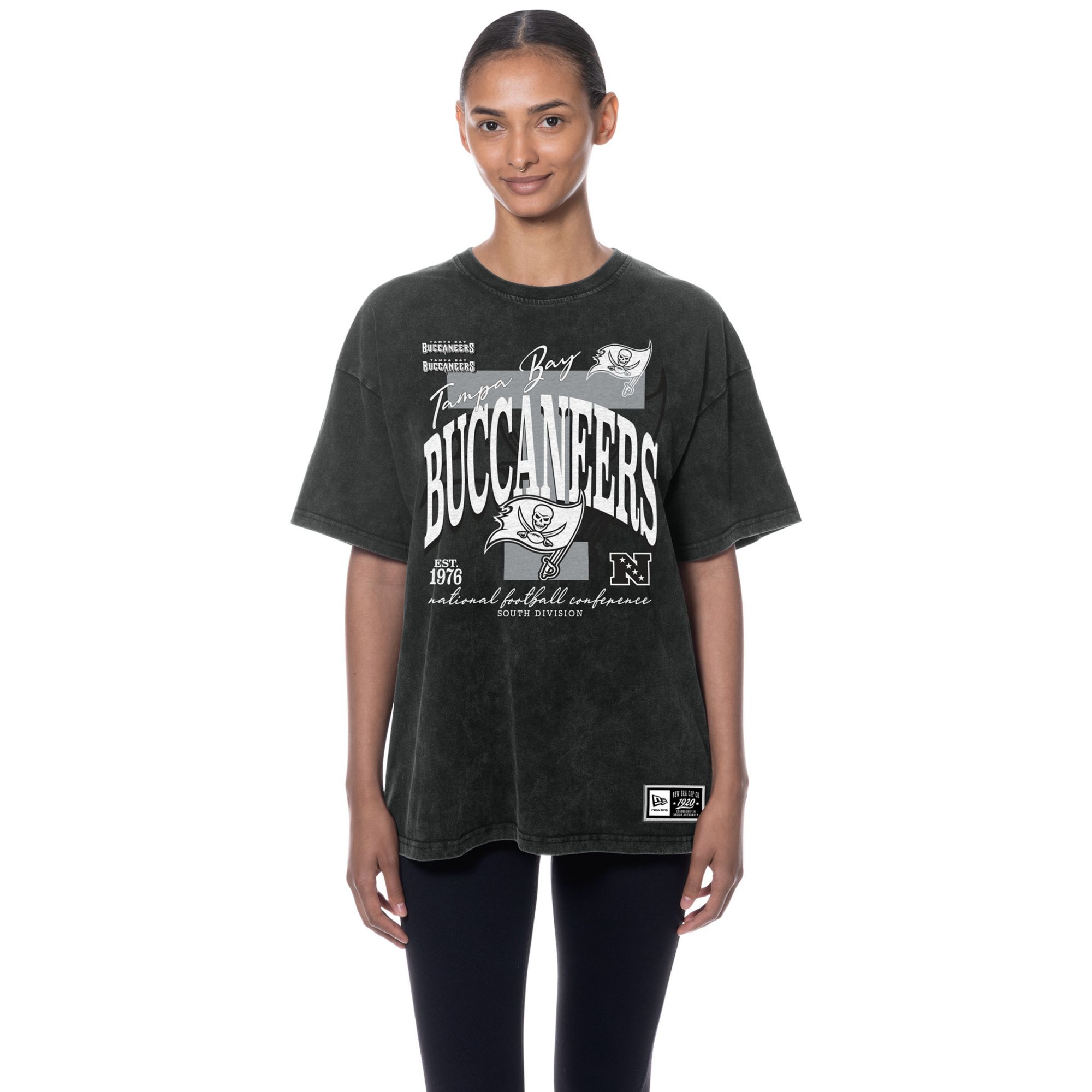 New Era Women's Tampa Bay Buccaneers Black Washed Oversized T-Shirt