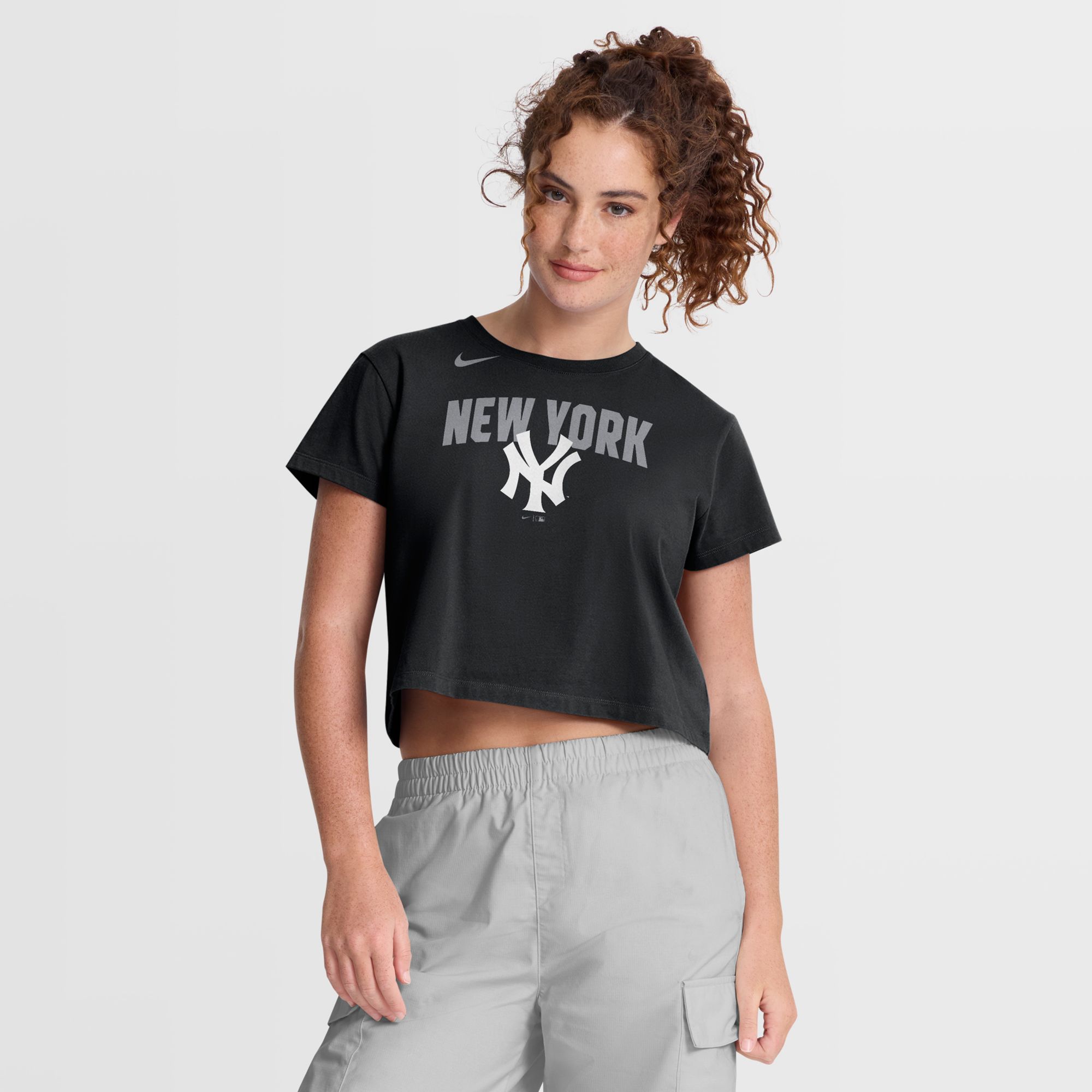 Nike Women's New York Yankees Black Cropped T-Shirt